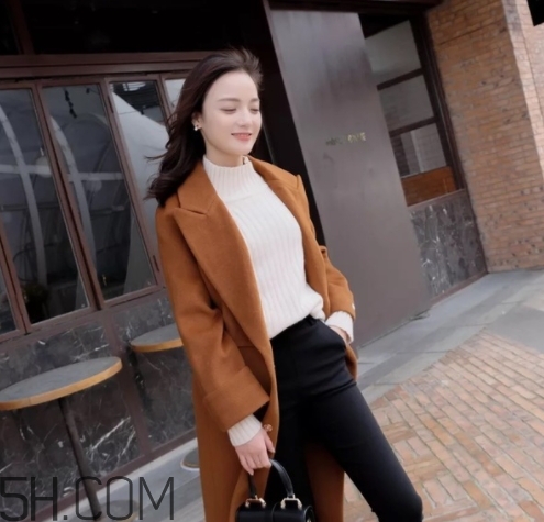焦糖色風(fēng)衣配什么褲子？焦糖色風(fēng)衣搭配褲子顏色
