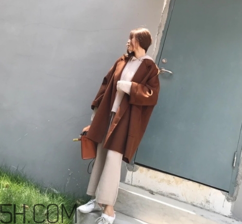 焦糖色風(fēng)衣配什么褲子？焦糖色風(fēng)衣搭配褲子顏色
