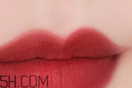 姨媽色口紅適合什么膚色？姨媽色口紅顯白嗎