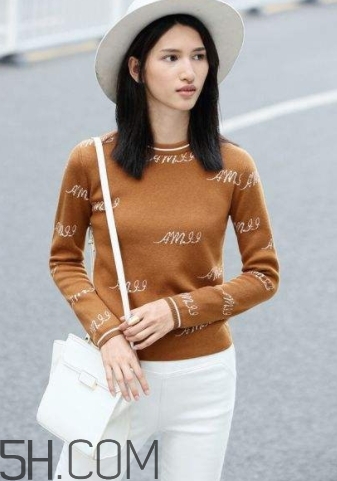 焦糖色毛衣配什么褲子？焦糖色毛衣配什么鞋子？