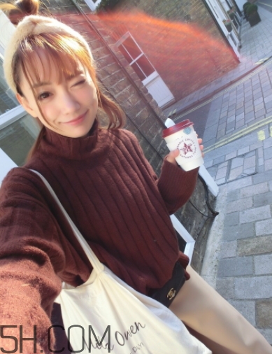 焦糖色毛衣配什么褲子？焦糖色毛衣配什么鞋子？