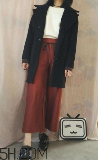 焦糖色褲子配什么顏色外套？焦糖色褲子怎么搭配圖片