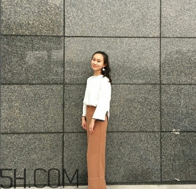 焦糖色褲子配什么鞋子？焦糖色褲子配什么襪子