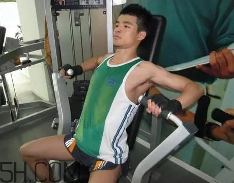 坐姿推胸能練下胸嗎？坐姿推胸和臥推哪個效果好？