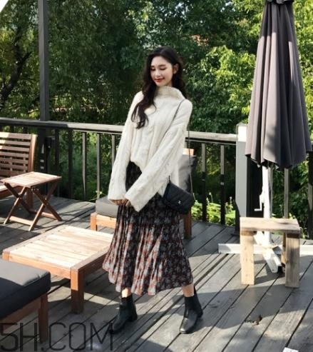 白色毛衣搭配什么裙子？白色毛衣搭配裙子圖片