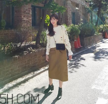白色毛衣搭配什么裙子？白色毛衣搭配裙子圖片