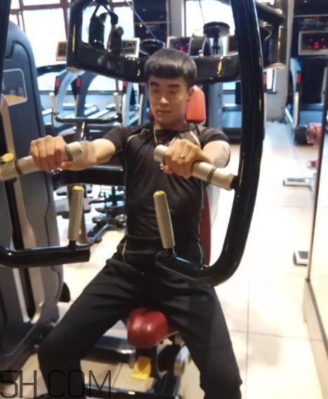 坐姿推胸多重合適？坐姿推胸怎么確定重量？