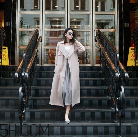 粉色衣服配什么顏色的褲子？粉色衣服搭配褲子圖片