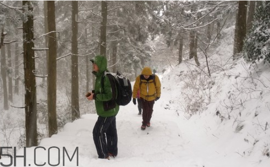 下雪爬山要準(zhǔn)備什么？爬山后小腿疼怎么按摩？