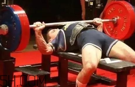 什么是斷頭臺(tái)臥推？杠鈴斷頭臺(tái)臥推怎么做？