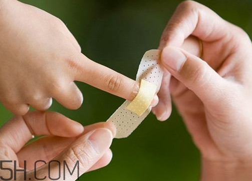 創(chuàng)可貼哪個牌子比較好？亂用創(chuàng)可貼有什么危害