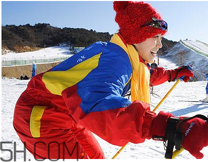 滑雪服什么牌子好？滑雪服和沖鋒衣哪個(gè)好？
