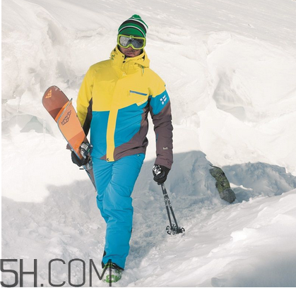 滑雪服什么牌子好？滑雪服和沖鋒衣哪個(gè)好？
