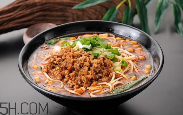 重慶小面為什么會(huì)火？重慶小面湯是怎么熬制的