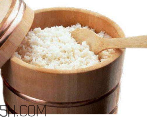 煮飯用熱水還是冷水？煮飯要放多少水