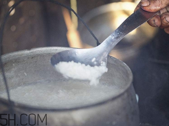 煮飯?jiān)趺床徽冲?？煮飯能用開水嗎