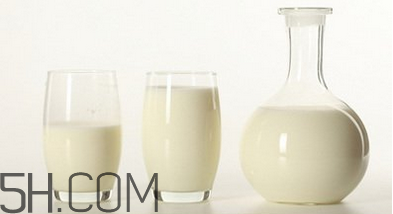 不宜喝牛奶的人群有哪些？牛奶和哪些食物相克？