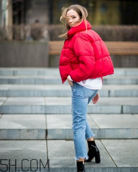 紅色羽絨服怎么搭配？紅色羽絨服搭配圖片