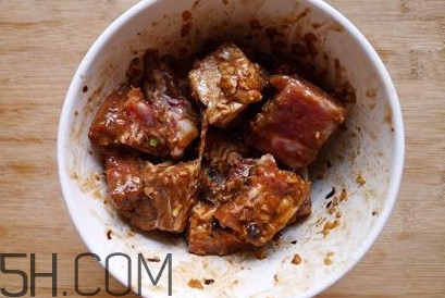 粉蒸肉五花肉怎么腌制？做粉蒸肉的肉要去皮嗎