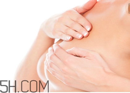 是什么因素決定了乳房大?。咳榉棵浲词窃趺椿厥?></p><center></center><p>運(yùn)動(dòng)，特別是胸部健美運(yùn)動(dòng)，雖然本質(zhì)上并不會(huì)改變?nèi)榉康拇笮?，但是卻可以使胸形乳房的更健美，看起來(lái)更挺拔、更豐滿。因?yàn)槿榉肯率切卮蠹。瑪U(kuò)胸運(yùn)動(dòng)、仰臥起坐、俯臥撐等，都可以有效鍛煉胸大肌，胸大肌發(fā)達(dá)起來(lái)，看起來(lái)乳房就會(huì)變大。同時(shí)這些運(yùn)動(dòng)還鍛煉了乳房懸韌帶，這樣也有助于乳房堅(jiān)挺起來(lái)。但是，胸部健美運(yùn)動(dòng)不可過(guò)度，如果運(yùn)動(dòng)過(guò)量，就會(huì)分解脂肪，那樣雖然胸大肌有了少許增加但是更多的乳房?jī)?nèi)脂肪被分解了，胸部反而變小，所以女運(yùn)動(dòng)員，特別是健美運(yùn)動(dòng)員的胸部一般都不大。</p><center></center><p>兩性活動(dòng)</p><center></center><p>兩性活動(dòng)本身，會(huì)刺激性激素的分泌，因此對(duì)于女性來(lái)說(shuō)兩性活動(dòng)后都會(huì)經(jīng)歷乳房的體積增大的過(guò)程，而兩性活動(dòng)中的愛撫、吸吮，又進(jìn)一步加強(qiáng)了這種變化，有些女性新婚以后，能明顯感到罩杯增大，很重要的因素就是兩性的作用。</p><center></center><p>按摩</p><center></center><p>按摩乳房同樣也有利于乳房的發(fā)育，特別是熱敷后的自我按摩，按摩能有效改善胸部的血液循環(huán)，從而促進(jìn)乳房的發(fā)育。而如果由老公來(lái)按摩，那么這種效果會(huì)加強(qiáng)，因?yàn)楫愋缘陌茨€會(huì)刺激性激素的分泌，這也會(huì)促使乳房發(fā)育。</p><center></center><p>疾病</p><center></center><p>如果身體存在某些疾病，那么也可能造成乳房的發(fā)育不良。這就不僅是美觀的問(wèn)題，還需要及時(shí)就醫(yī)了。</p><center></center><p>原發(fā)性卵巢發(fā)育不全、垂體前葉功能減退癥和垂體性侏儒癥等病癥會(huì)引起體內(nèi)促進(jìn)乳房發(fā)育的雌激素、孕激素、泌乳素等缺乏，從而造成乳房的發(fā)育不良。這一類的乳房發(fā)育不良，可以采用有針對(duì)性的病因治療或激素補(bǔ)充的對(duì)癥治療。</p><center></center><p>如果身體存在消耗性的疾病，比如結(jié)核、重度貧血、營(yíng)養(yǎng)不良等，也會(huì)影響乳房變小。針對(duì)性的治療原發(fā)疾病，補(bǔ)充營(yíng)養(yǎng)就可以了。</p><center></center><p>了解了決定乳房大小的因素，那就趕快行動(dòng)起來(lái)吧，從此告別太平公主的困擾，擁有傲人的資本。</p><center></center><h3>乳房脹痛是怎么回事</h3><p style=
