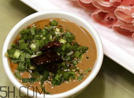 涮羊肉調(diào)料怎么調(diào)好吃？涮羊肉的麻醬怎么調(diào)？