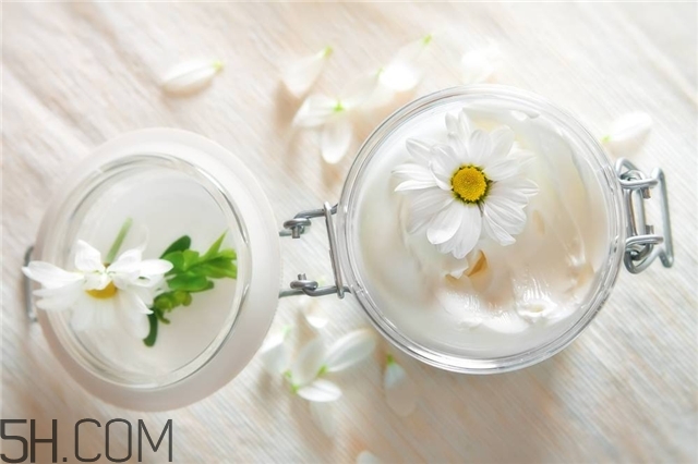 護手霜和潤膚乳的區(qū)別 潤膚乳可以當護手霜嗎