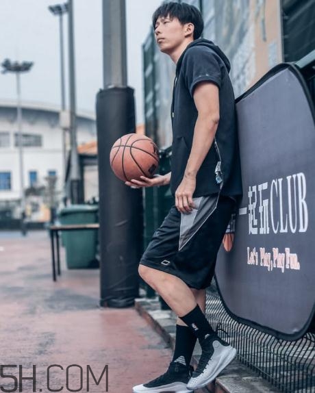under armour curry 4黑白配色上腳效果怎么樣？