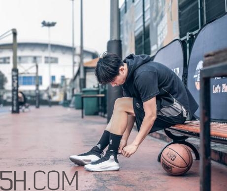 under armour curry 4黑白配色上腳效果怎么樣？