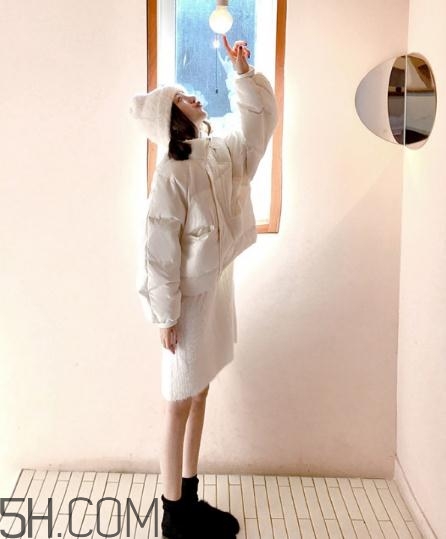 白色羽絨服配什么鞋子？白色羽絨服搭配鞋子圖片