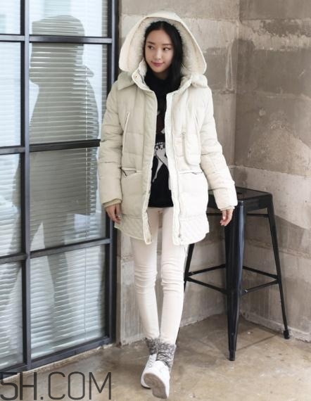 白色羽絨服配什么褲子？白色羽絨服搭配褲子圖片