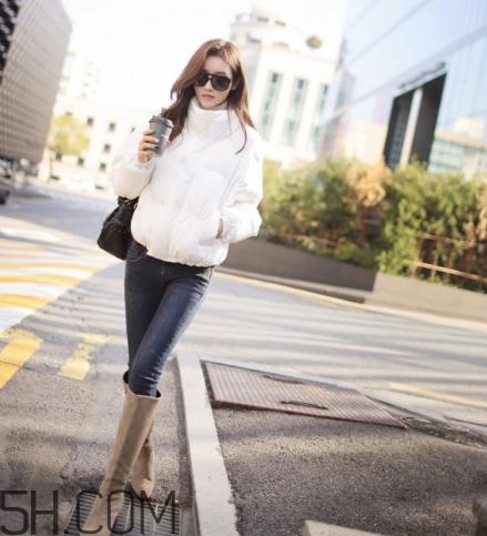白色羽絨服配什么褲子？白色羽絨服搭配褲子圖片