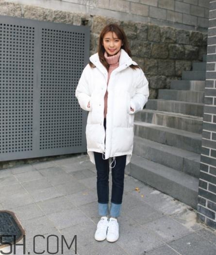 白色羽絨服配什么褲子？白色羽絨服搭配褲子圖片