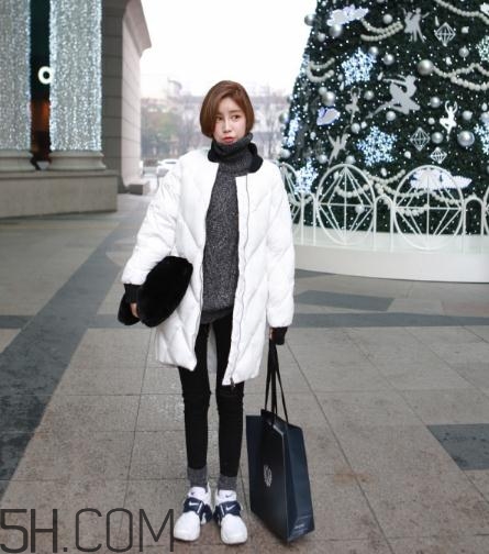白色羽絨服配什么褲子？白色羽絨服搭配褲子圖片