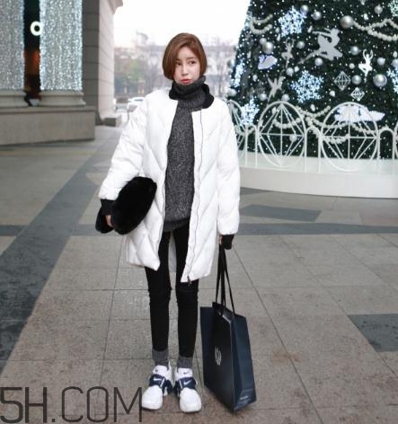 白色羽絨服配什么顏色毛衣？白色羽絨服搭配毛衣圖片