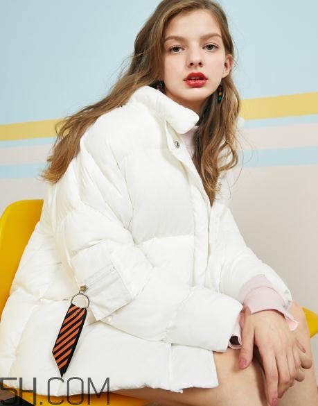 白色羽絨服怎么保存不發(fā)黃？白色羽絨服怎么打理？