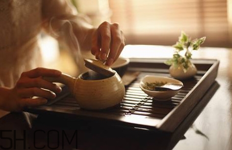 玫瑰花茶能和蜂蜜一起喝嗎？玫瑰花茶能放冰糖嗎