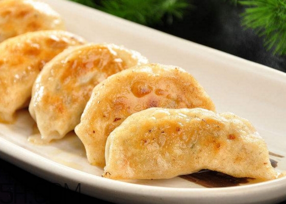 煎餃?zhǔn)窍戎笫爝€是蒸熟？煎餃和鍋貼有什么區(qū)別