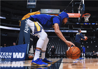 under armour curry 4 low勇士隊(duì)藍(lán)金配色會(huì)發(fā)售嗎？