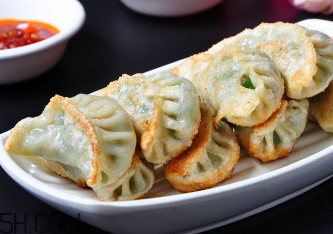煎餃?zhǔn)窍戎笫爝€是蒸熟？煎餃和鍋貼有什么區(qū)別