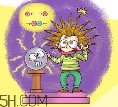 觸電是電流還是電壓？為何冬季手摸金屬會有觸電的感覺