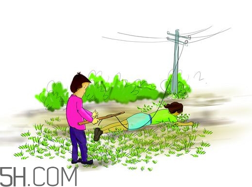 人穿著塑料拖鞋會觸電嗎？220V家用電觸電能使人致殘致死嗎