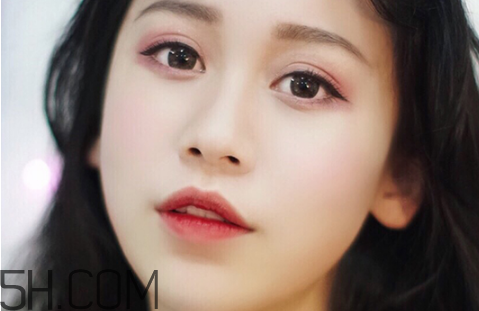 秋冬適合什么妝容？怎樣涂口紅好看？