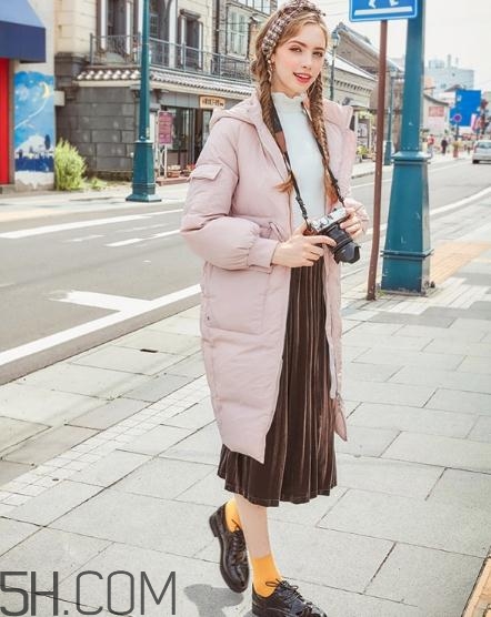 粉色羽絨服怎么搭配？粉色羽絨服搭配圖片