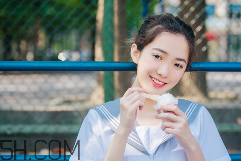 美寶蓮小燈管16號(hào)奶茶色好看嗎？學(xué)生黨口紅什么顏色好看？