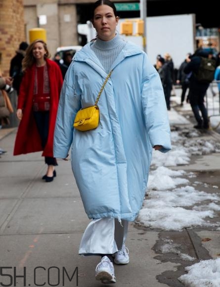 羽絨服搭配闊腿褲好看嗎？羽絨服配闊腿褲圖片