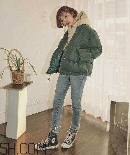 軍綠色羽絨服怎么搭配？軍綠色羽絨服搭配圖片