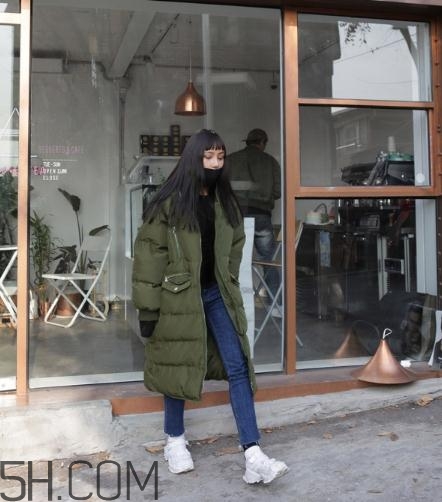 軍綠色羽絨服怎么搭配？軍綠色羽絨服搭配圖片