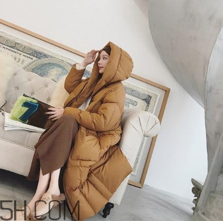 焦糖色羽絨服配什么顏色好看？焦糖色羽絨服搭配圖片
