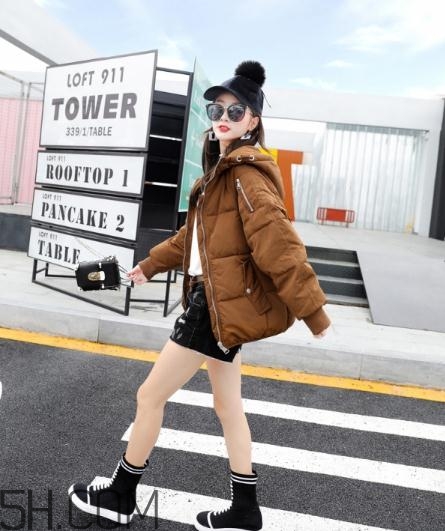 焦糖色羽絨服配什么顏色好看？焦糖色羽絨服搭配圖片