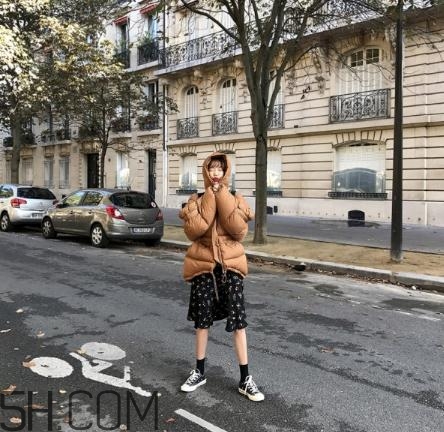 焦糖色羽絨服配什么顏色好看？焦糖色羽絨服搭配圖片